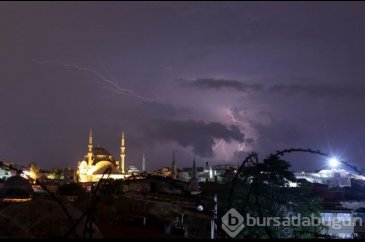 Şimşekler geceyi aydınlattı