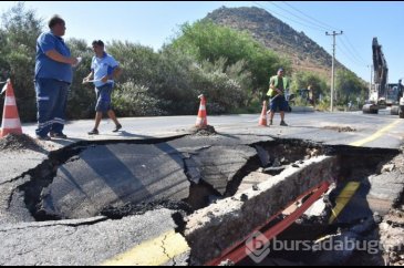 Bodrum'da patlayan su borusu yolu çökertti