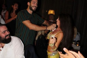 Survivor şampiyonu Ogeday Girişken, dansözle göbek atarak para taktı
