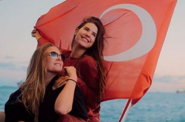 Ünlülerin makyözü Fezi Altun'dan 'The Yenge' Amanda Cerny'e makyaj!
