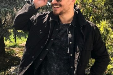 Çağatay Ulusoy hayranlarına bebeklik fotoğrafıyla teşekkür etti
