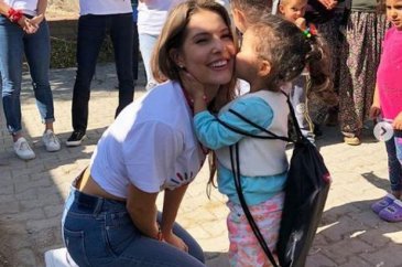 Amanda Cerny Kapadokya'da: Güzel yıldız köy okulu boyadı!
