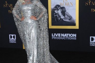 Lady Gaga'nın gümüş şıklığı