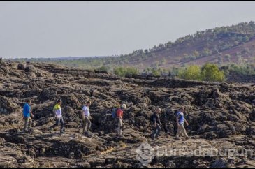 Doğa tutkunları lav yolunda yürüyor
