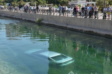 Adana'da otomobil sulama kanalına düştü