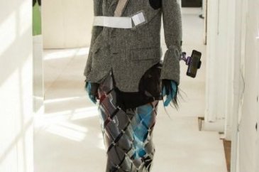 iPhone XS aksesuar oldu (John Galliano defilesi)
