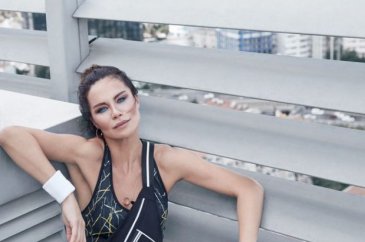 Ebru Şallı'dan sette spor
