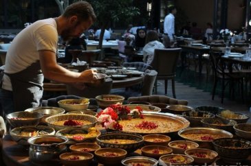 20 bin dolarlık antika çini tabaklarda aşure ikramı