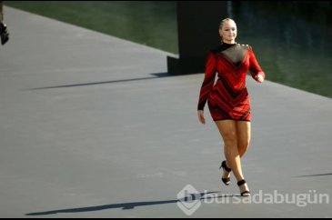 Iskra Lawrence Paris Moda Haftası'nda podyumu salladı!
