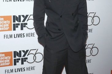 Robert Pattinson'ın şortlu kırmızı halı kıyafeti