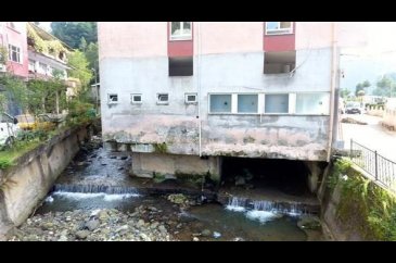 Dere ortasına 4 katlı bina