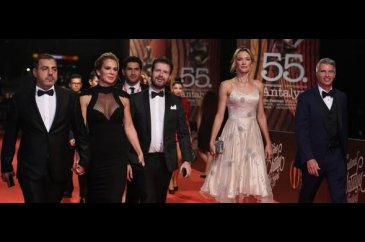 Tuba Ünsal Antalya Film Festivali'nde giydiği elbiseyle alay konusu...