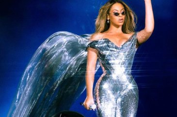 Yıldız şarkıcı Beyonce verdiği konserde kıyafetleri ve danslarıyla ...