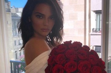 Süper model Kendall Jenner'ı görenler "Mini etekli prenses" demekte...