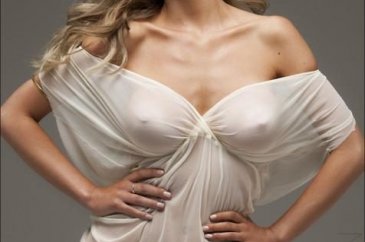 Emily Sears güzelliğiyle büyülüyor