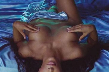 Kim Kardashian bu kez dergi için soyundu
