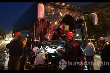 Yolcu otobüsü Tır'a çarptı: Ölü ve çok sayıda yaralı var!
