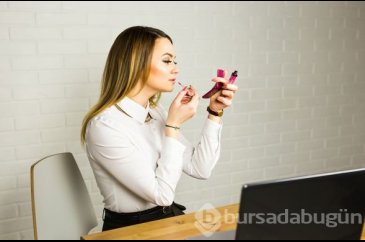 Çalışan kadınların yaptığı makyaj hataları
