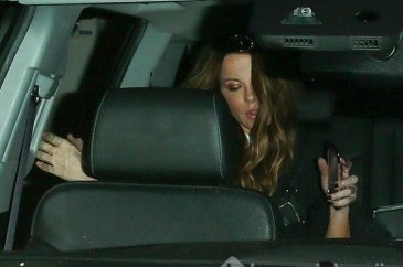 Kate Beckinsale aşka geldi! Öpmelere doyamadı
