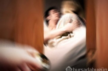 Yan odadan gelen seslere uyandı! Karısıyla kardeşini aynı yatakta y...