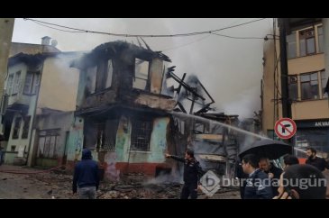 Bursa'da ahşap ev alevlere teslim oldu