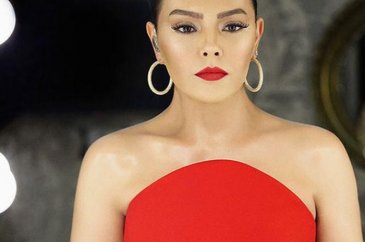 Ebru Gündeş köfte dudak modasına uydu

