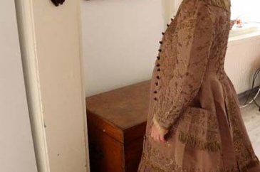 300 yıllık gelinlik hayran bırakıyor
