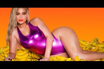 Kylie Jenner, 2019 takvimini çıkardı, bu sefer  ablasından bile idd...