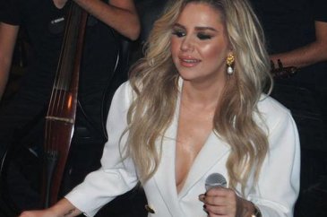Merve Özbey'in dansçıları şaşırttı
