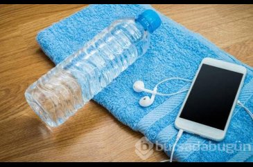 Pet şişeyi kesti, telefonuna öyle bir şey yaptı ki...
