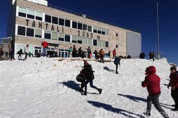 Şehir aynı, mevsim farklı... Denize giren de var kartopu oynayan da
