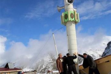 Çığ yıkmasın diye minareyi bu yıl da yatırdılar
