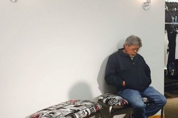 Alışveriş yapan kadınları bekleyen erkekler