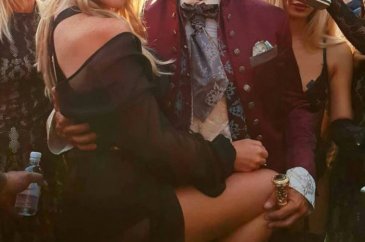 Fenomen playboyun çıplak kadın heykeli olay yarattı!

