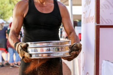 10 kilo kahve çıkarmak için 10 saat tokmak vuruyor
