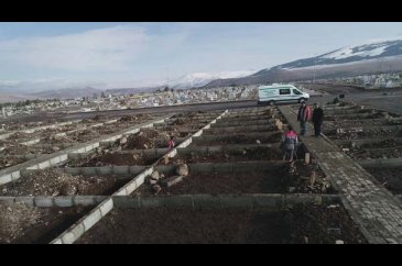 "Kara kış" gelmeden mezar yerleri açıldı
