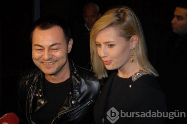 Serdar Ortaç ile Chloe Loughnan'dan romantik poz
