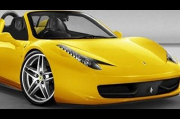 Şanssız garson 3 Ferrari'ye çarptı!

