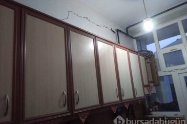 Duvarlarında çatlaklar oluşan binalar boşaltıldı
