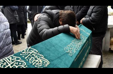En acı veda! Ünlü sanatçının gözyaşları sel oldu
