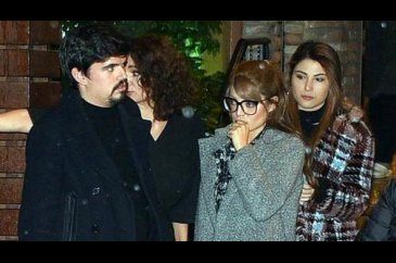 Sevgilisini dostlarıyla tanıştırdı
