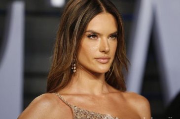 Alessandra Ambrosio Florianopolis tatiline devam ediyor
