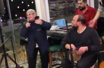 Prof. Dr. Canan Karatay sahneye çıkıp şarkı söyledi
