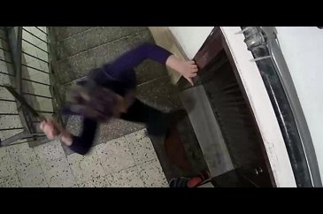 Komşusuna kızan kadın kapısına satır ve bıçakla saldırdı
