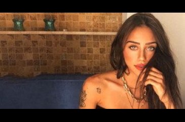 Zeynep Alkan, Yatak Fotoğrafıyla Büyüledi
