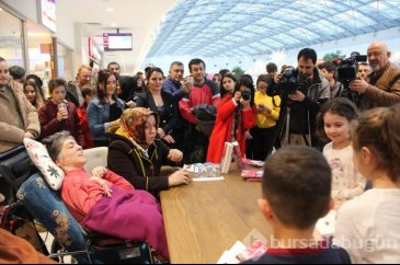 Hayaliydi gerçek oldu... Tek parmağıyla yazdığı kitabını imzaladı
