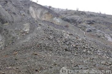 Park halindeki otomobil toprak altında kaldı
