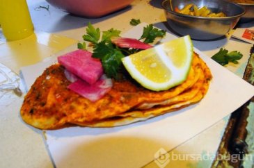 56 yıllık lahmacuncu, tablasında günde 800'e yakın lahmacun satıyor