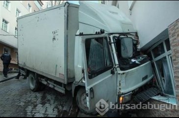 Beyoğlu'nda kamyonet binaya çarptı
