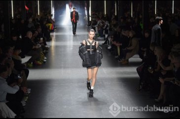 Emily Ratajkowski ve Bella Hadid defileye damga vurdu